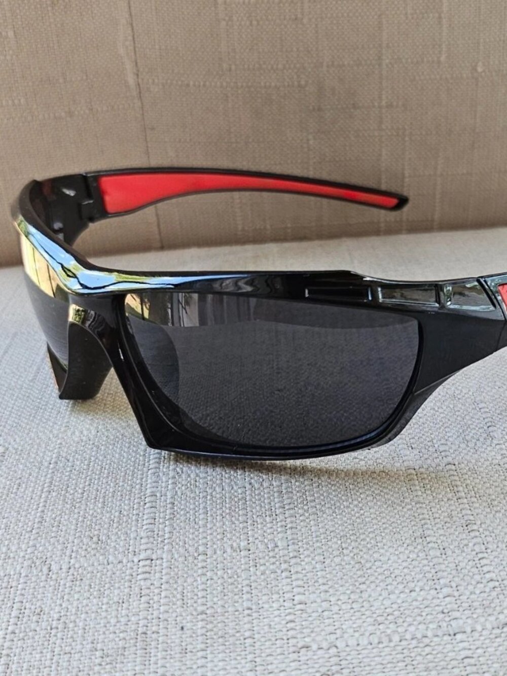 Wrap Style Men Sunglasses Black/Red Plastic Frame Fashion Eyewear Shades Unbrand